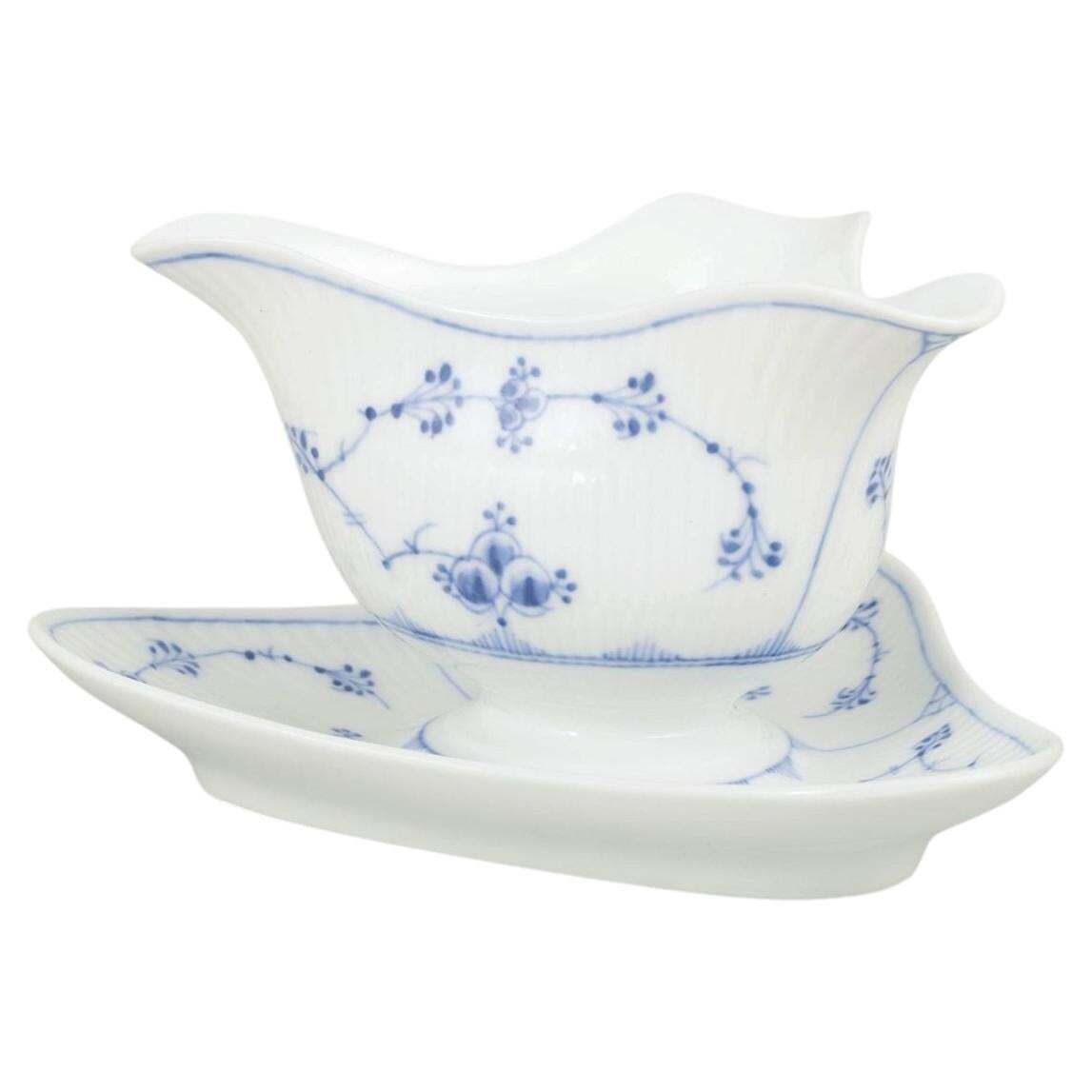 Royal Copenhagen, Blue Fluted Plain. Saucière en porcelaine tricorne, 1898-1923.