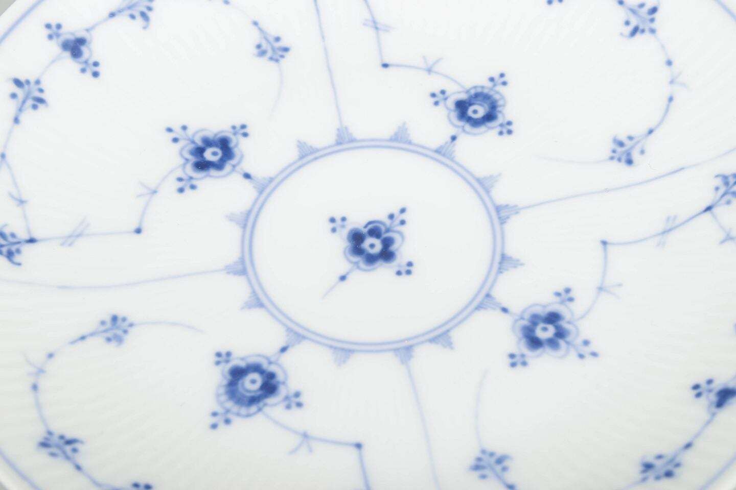 Royal Copenhagen, Blue Fluted Plain. Rond porseleinen serveerschaal, jaren 1920 photo for sale