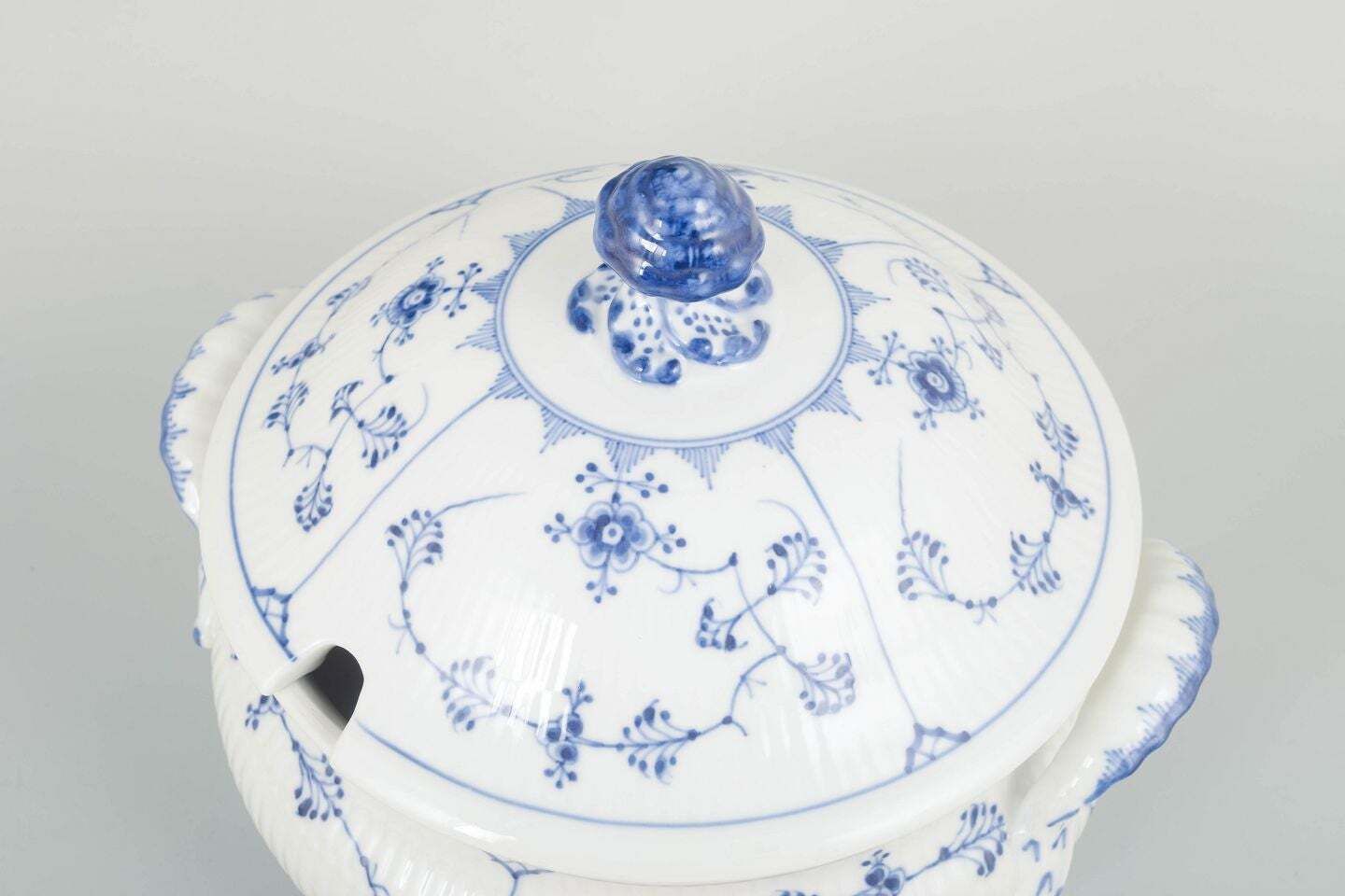 Royal Copenhagen, Blue Fluted Plain. Grande soupière en porcelaine, années 1920. photo furniture