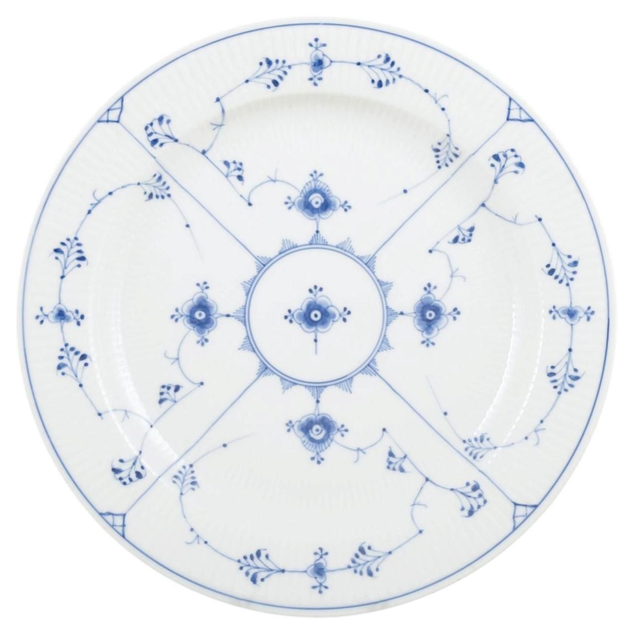 Royal Copenhagen, Blue Fluted Plain. Grand plat de service rond en porcelaine, années 1920