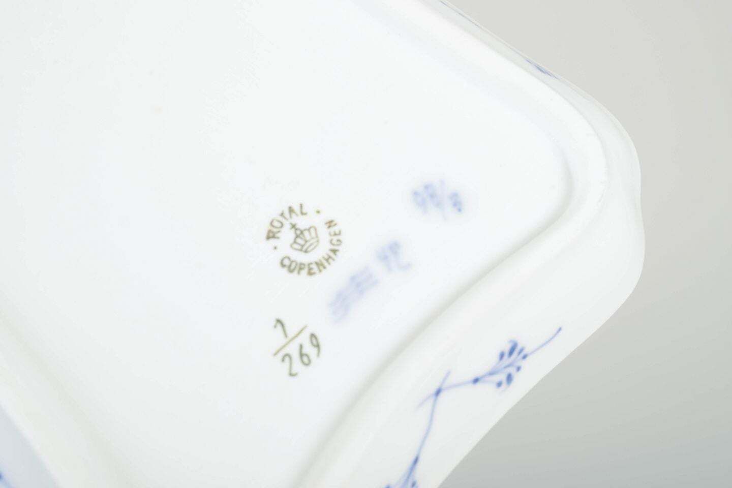 Royal Copenhagen, Blue Fluted Plain. Plateau rectangulaire en porcelaine, années 1920 photo Décoration
