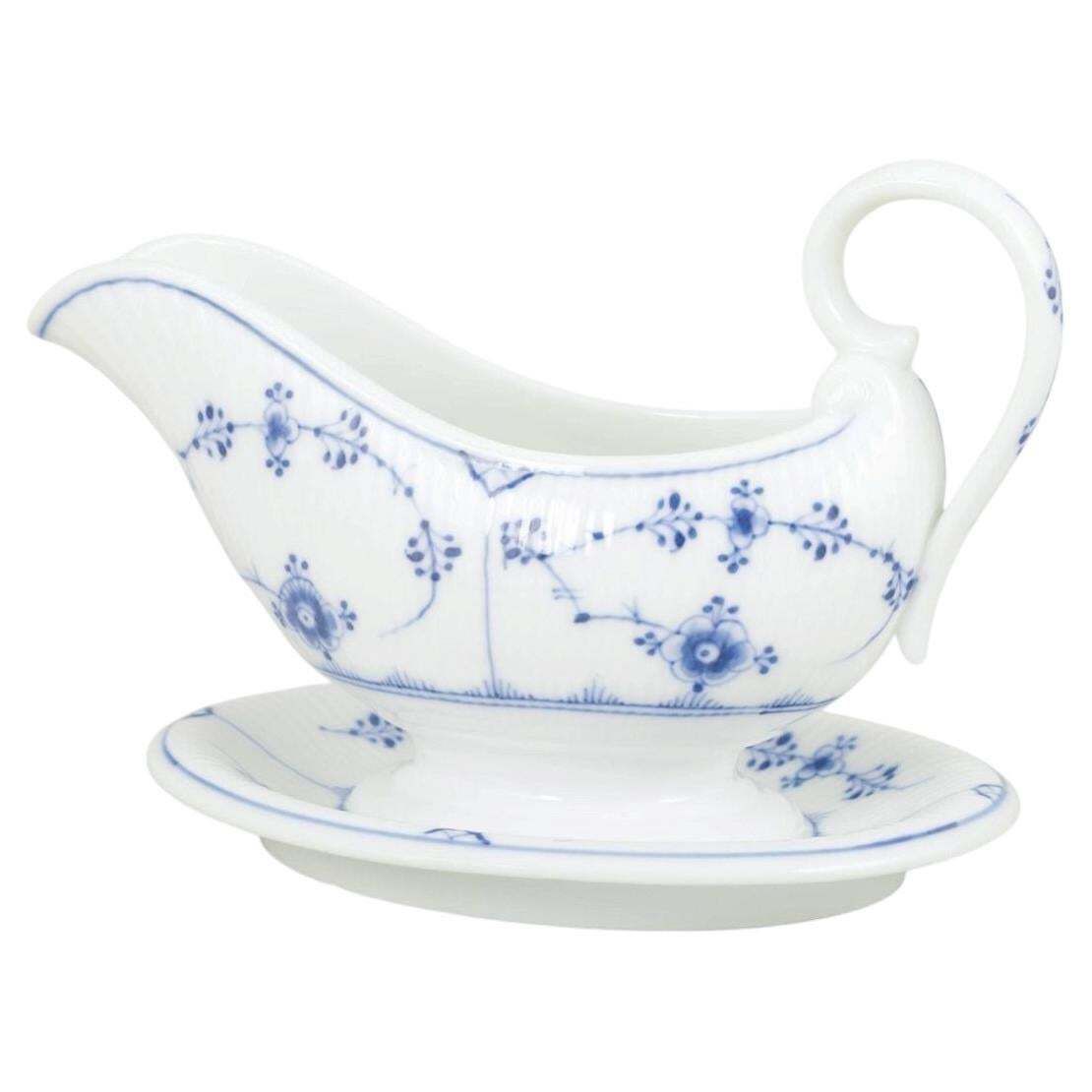 Royal Copenhagen, Blue Fluted Plain. Saucière en porcelaine rare, début du XXe siècle.