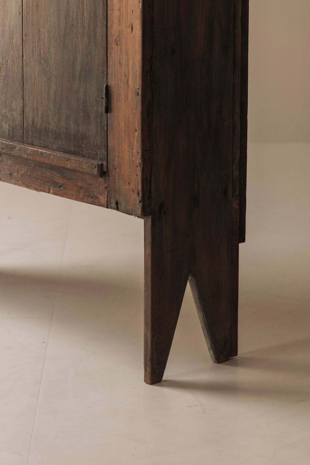 Spaanse primitieve hoge kast met uitzonderlijke patina, 19e eeuw. photo vintage