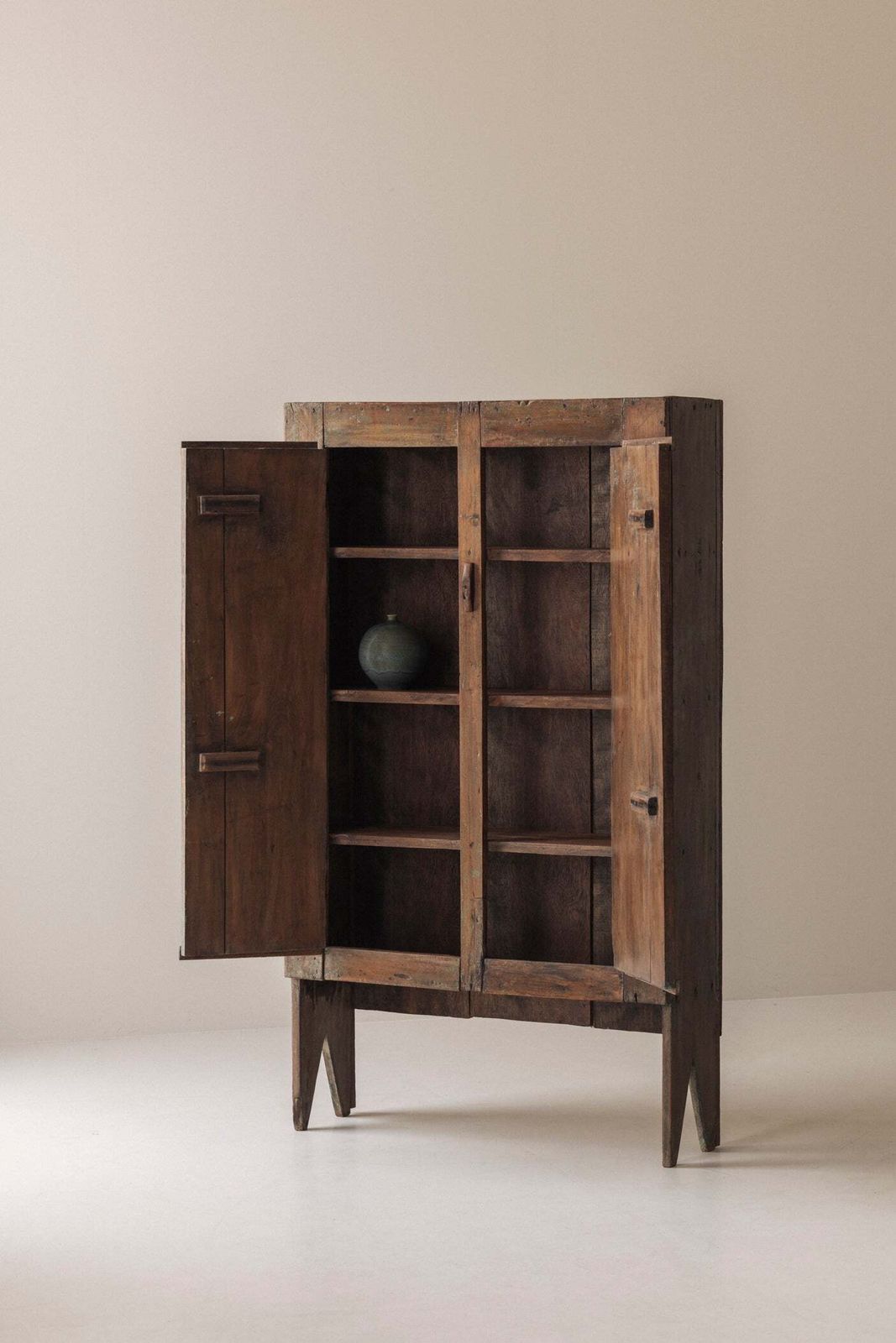 Meubels Spaanse primitieve hoge kast met uitzonderlijke patina, 19e eeuw. photo