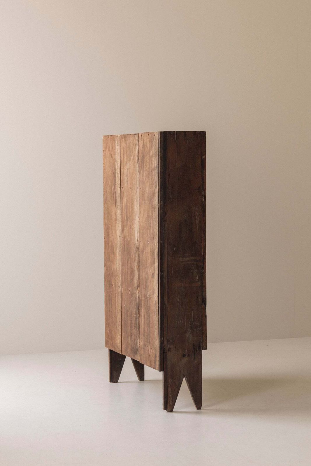 photo vintage Spaanse primitieve hoge kast met uitzonderlijke patina, 19e eeuw.