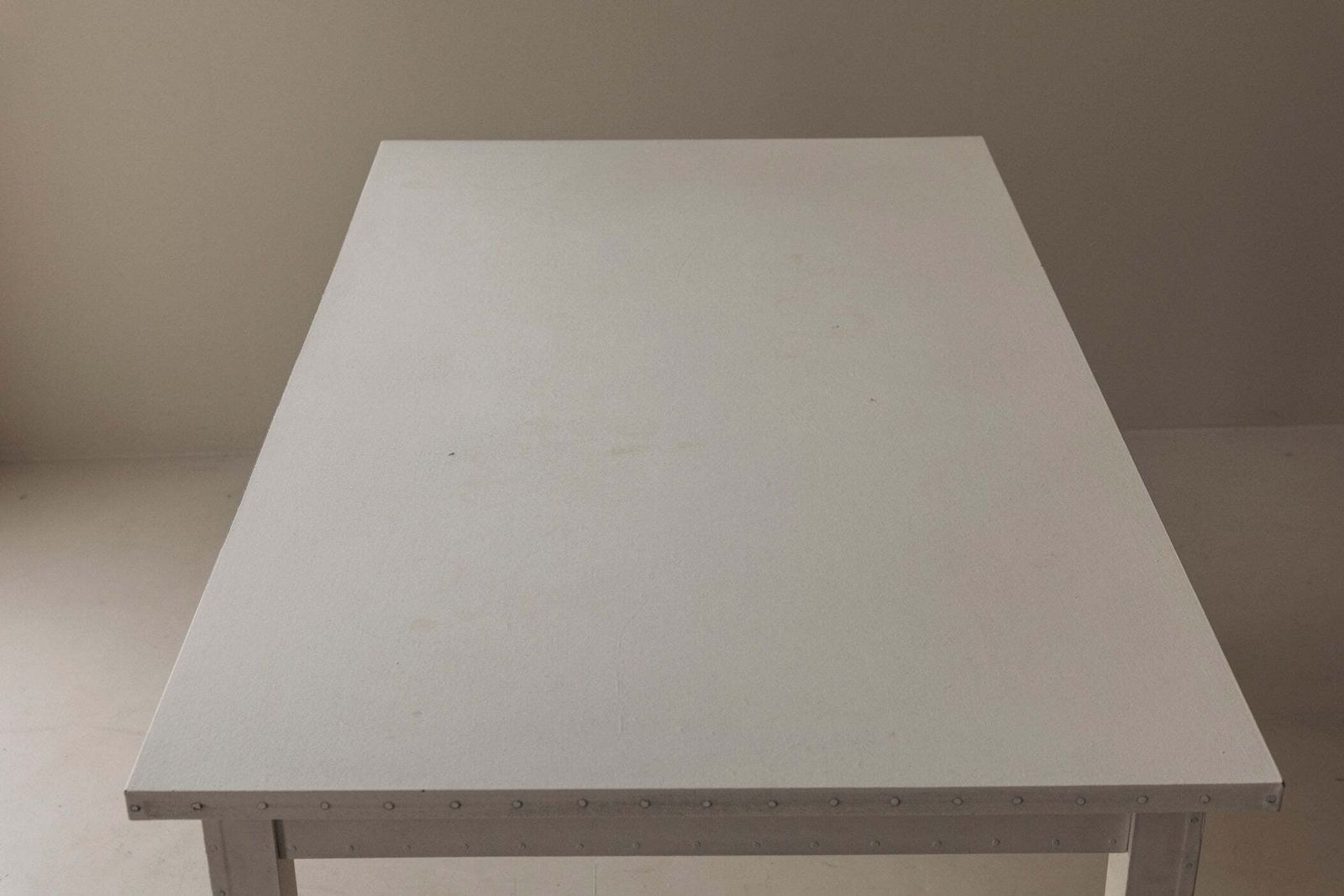 photo furniture Een iconische en vroege 'Table Blanche' van Ann Demeulemeester voor Bulo, België 1996