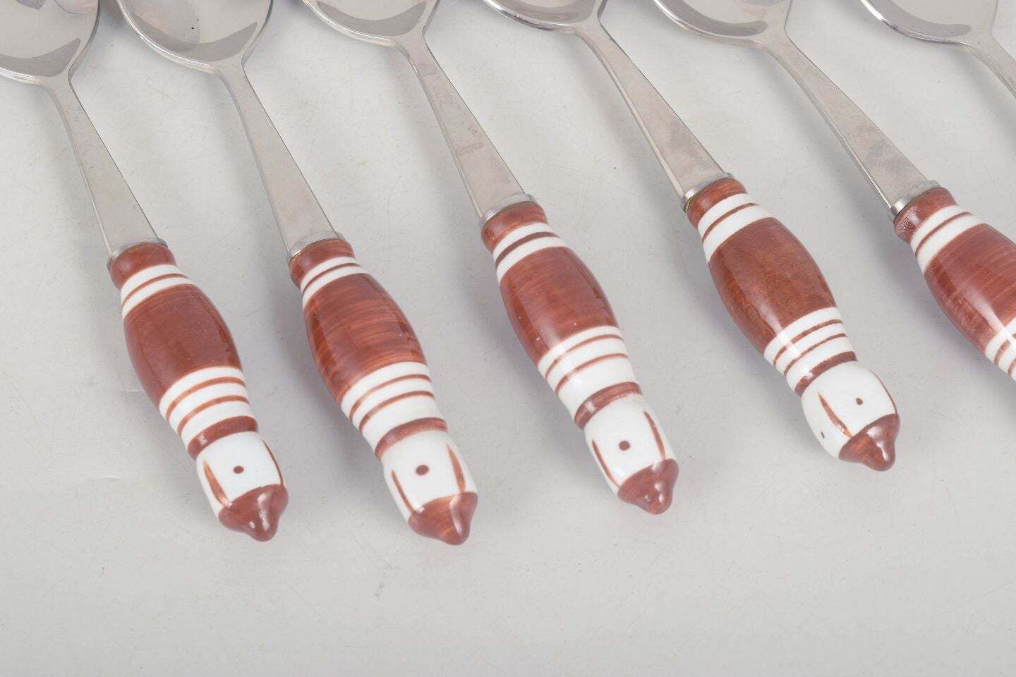 Bjørn Wiinblad voor Rosenthal. Zes theelepels in roestvrij staal en porselein. photo for sale