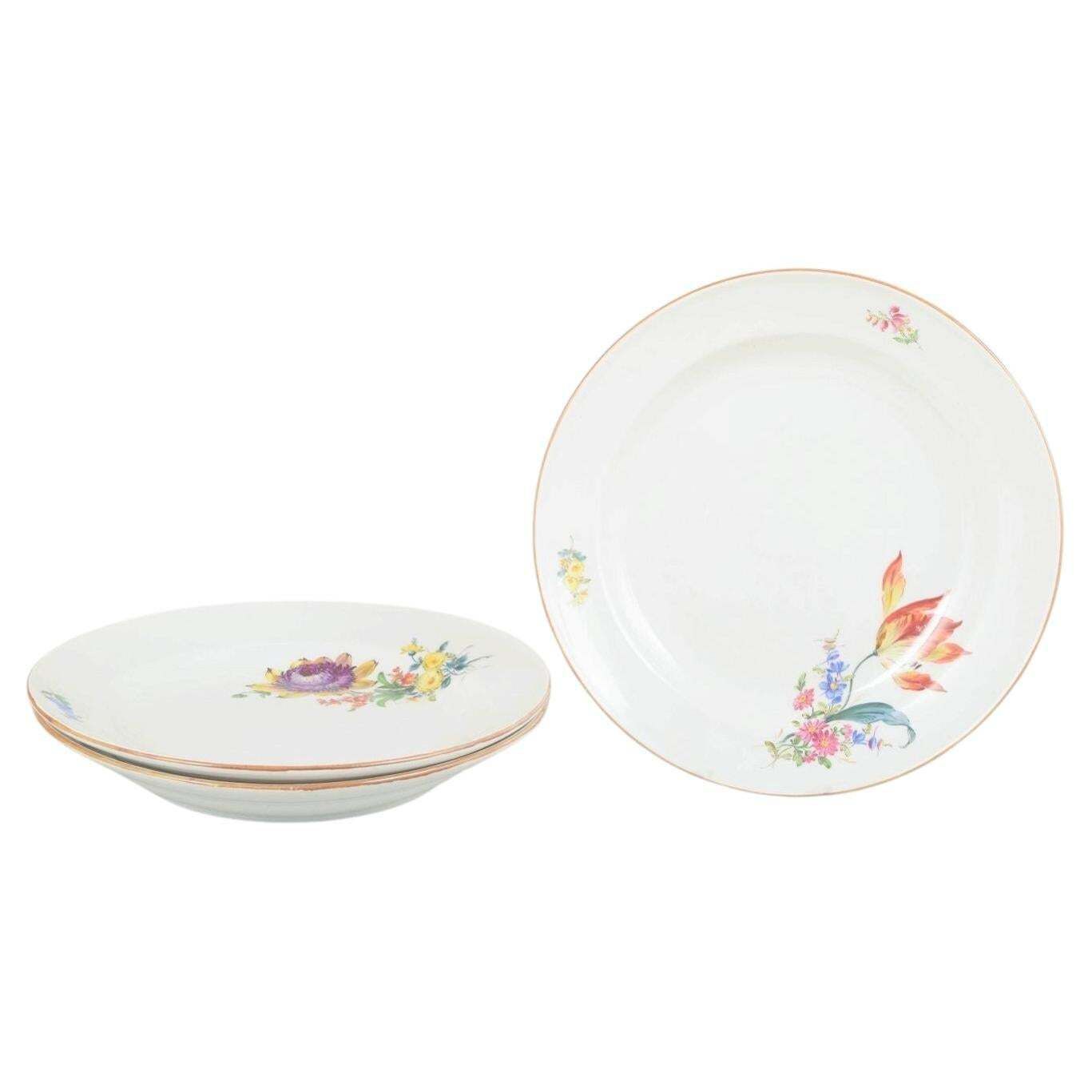 Meissen, Allemagne. Trois assiettes de table en porcelaine à motifs floraux. Années 1920