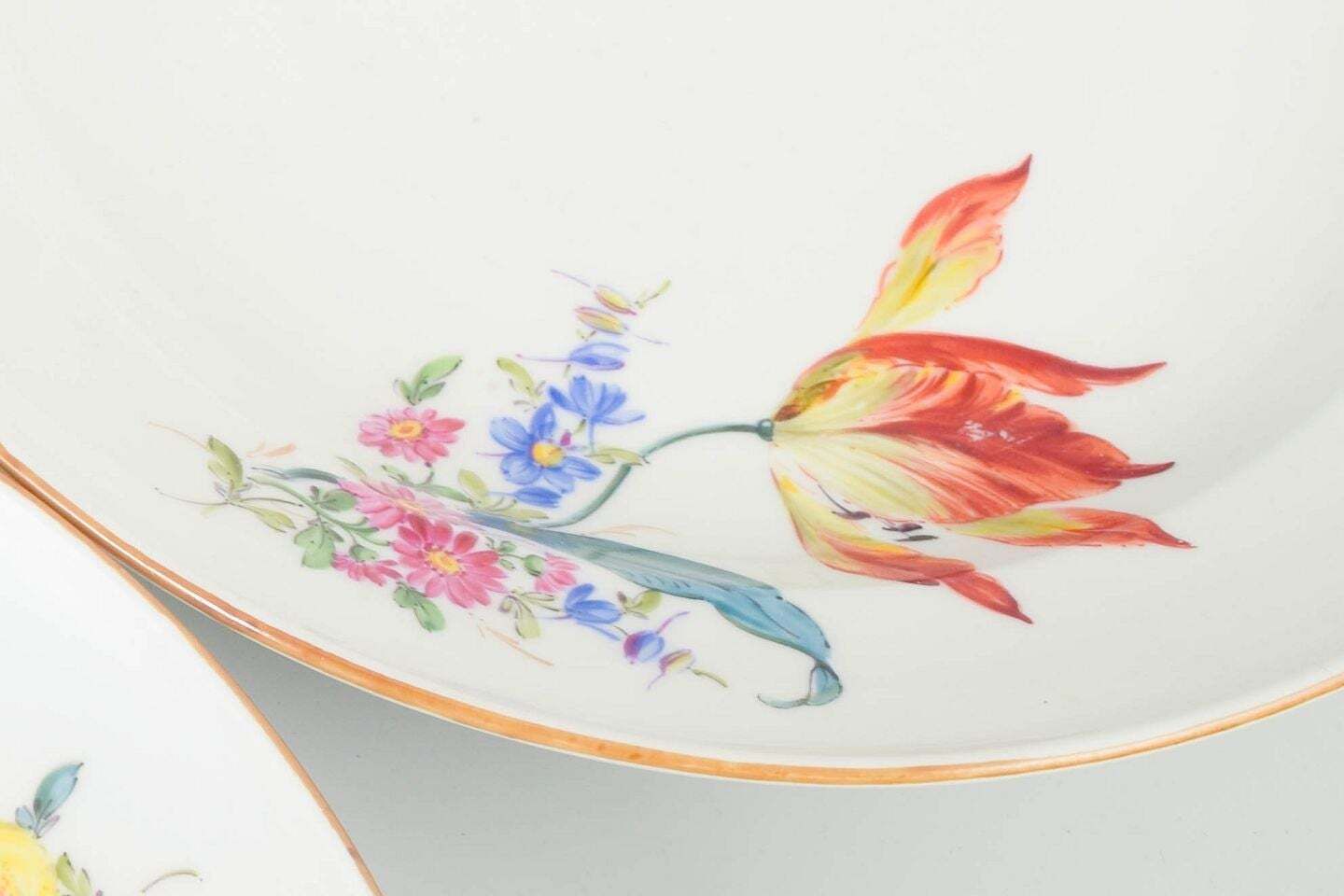 Meissen, Allemagne. Trois assiettes de table en porcelaine à motifs floraux. Années 1920 photo for sale