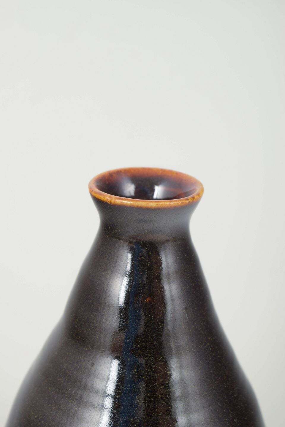 Vase en grès Helene Søs Schjødts pour L. Hjorth, Bornholm, à glaçure sombre et profonde. photo for sale