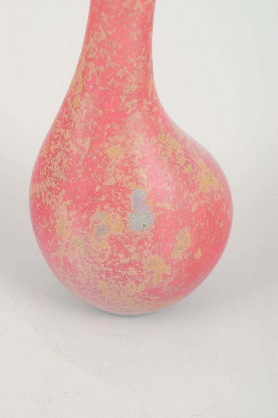 Hans Hedberg voor Biot. Druppelvormige vaas met roze en geel gemarmerd glazuur. photo furniture