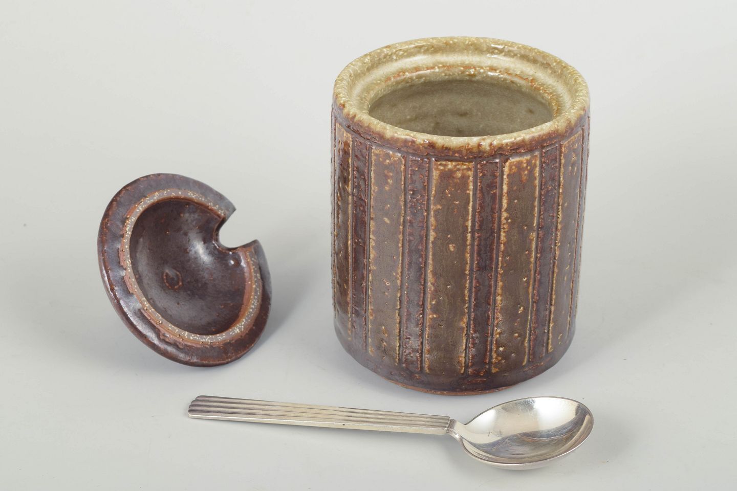 Palshus, Danemark. Pot à confiture en céramique avec cuillère en argent, années 1970. photo for sale
