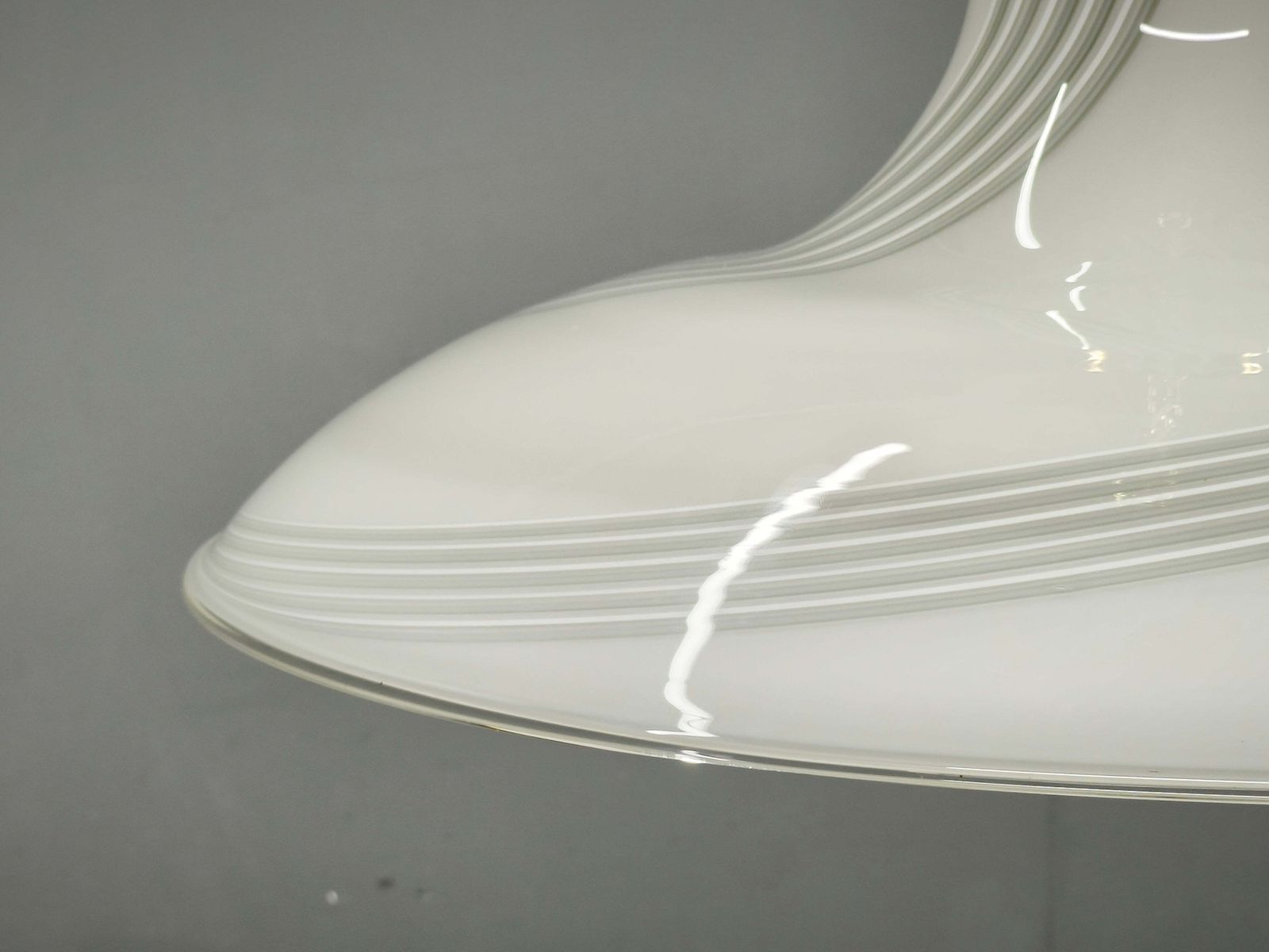 photo furniture Suspension italienne en verre de Murano à décor tourbillonnant, avec laiton, années 1970