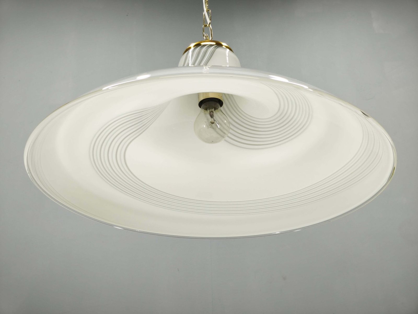 photo for sale Suspension italienne en verre de Murano à décor tourbillonnant, avec laiton, années 1970