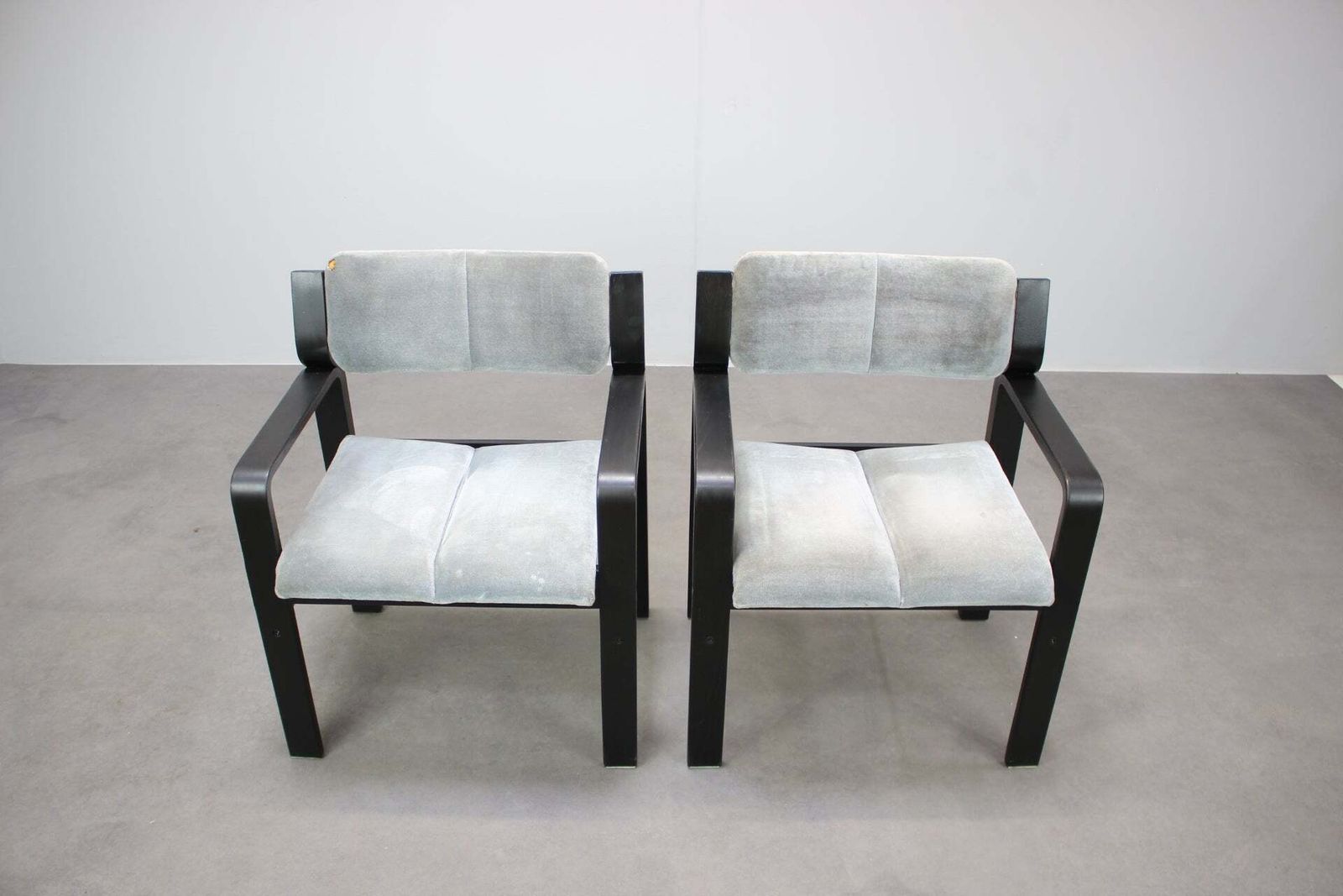 Paire de fauteuils Ludvik Volak, Dřevopodnik Holešov, Tchécoslovaquie, 1989 photo furniture