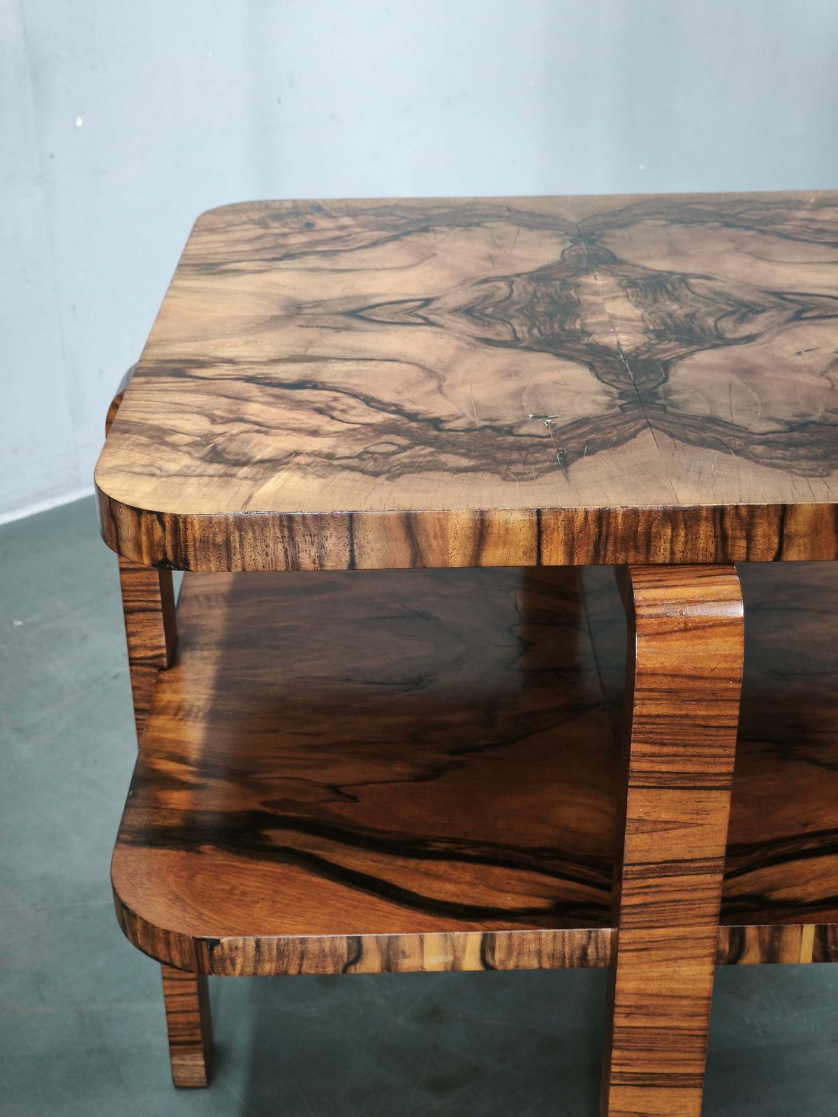 Table basse Art Déco à deux plateaux en noyer, Tchécoslovaquie, années 1930 photo for sale