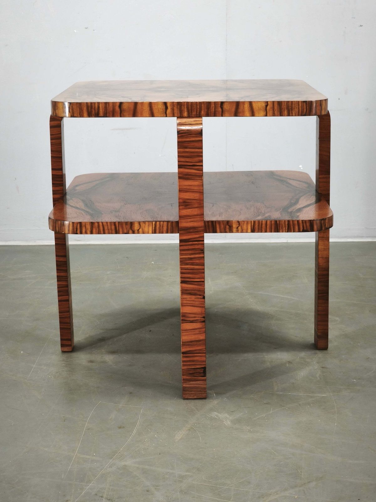 photo furniture Table basse Art Déco à deux plateaux en noyer, Tchécoslovaquie, années 1930