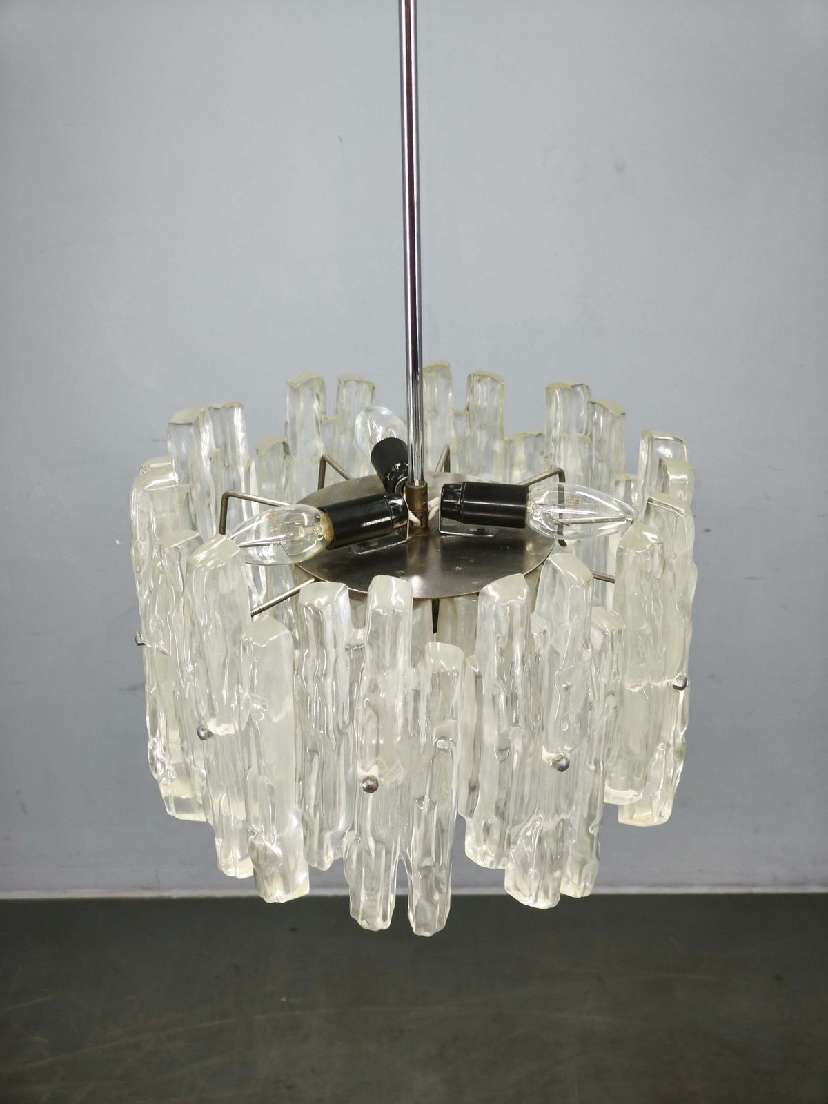 Oostenrijkse Hanglamp met Getextureerd Glas ca. jaren 1960, toegeschreven aan J.T. Kalmar photo Verlichting
