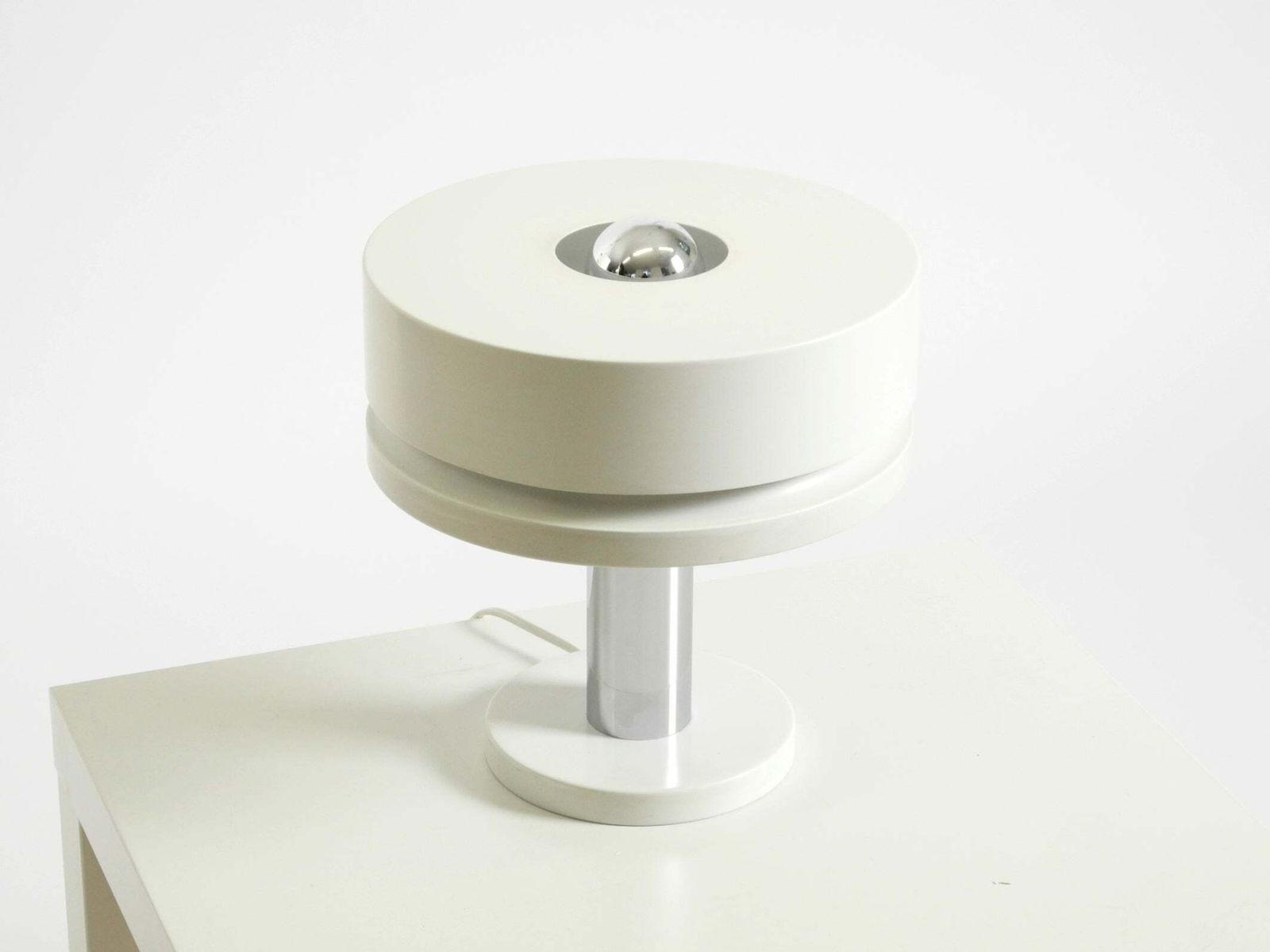 Lampe de table Space Age en métal blanc, années 1960, par Kaiser Leuchten, en très bon état photo for sale