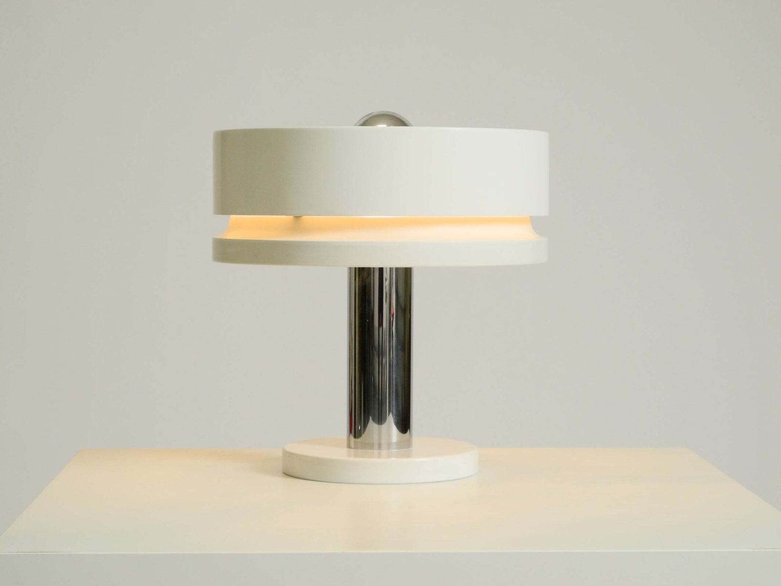 Lampe de table Space Age en métal blanc, années 1960, par Kaiser Leuchten, en très bon état photo buy