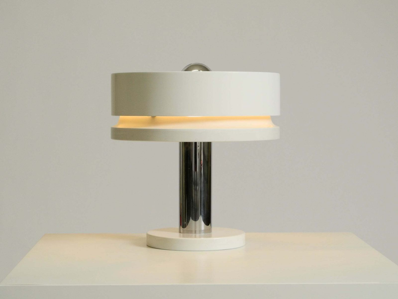 photo furniture Lampe de table Space Age en métal blanc, années 1960, par Kaiser Leuchten, en très bon état