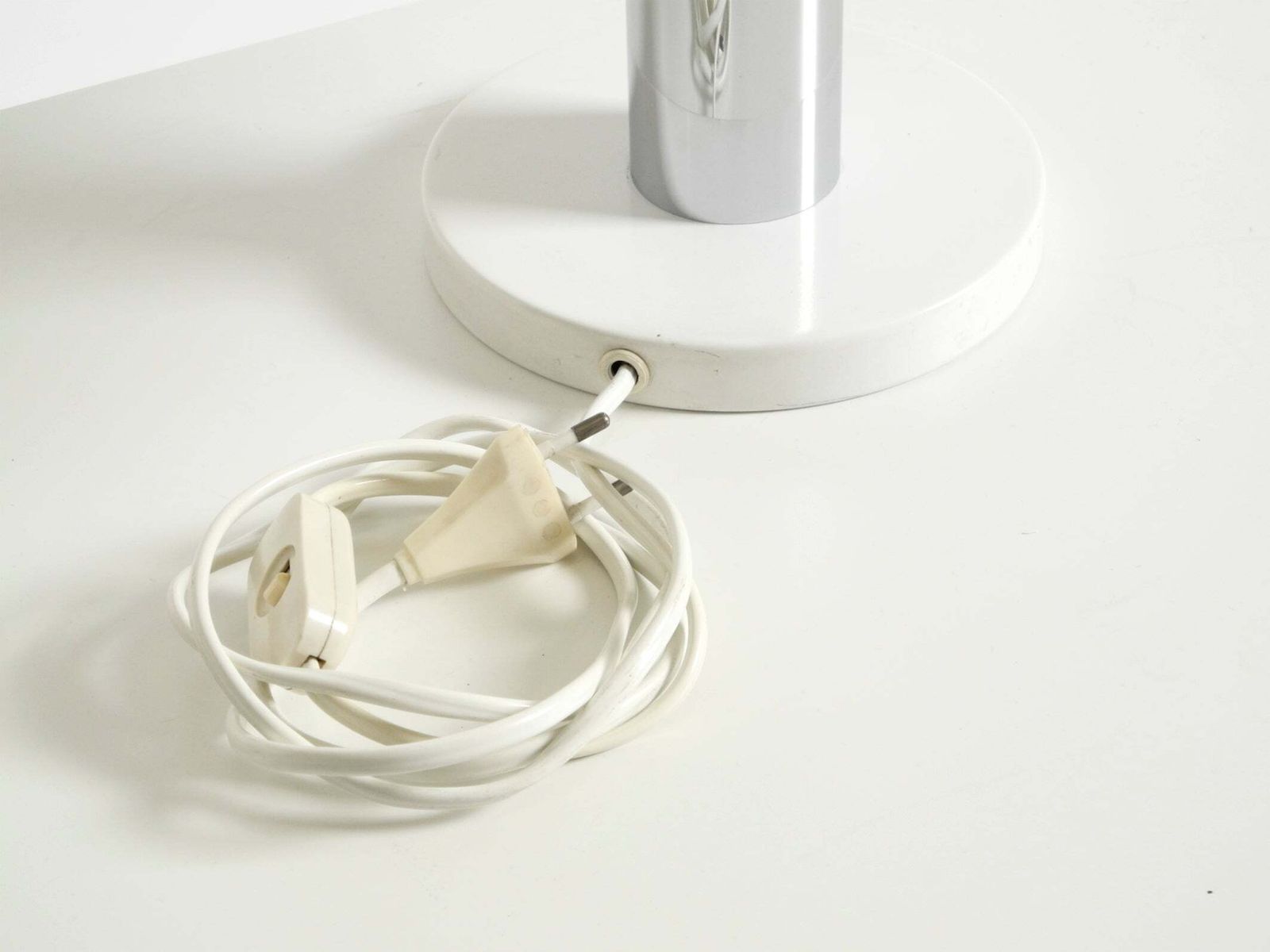 photo vintage Very Rare 1960s White Space Age Metal Table Lamp By Kaiser Leuchten, In Very Goo