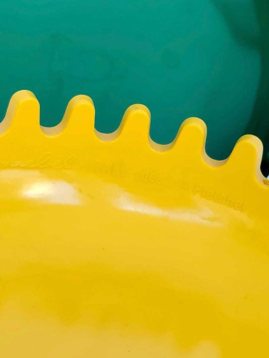 Clam Box Ashtray ontworpen door Alan Fletcher, Space Age Furniture, jaren 1970, gele en groene reclamebijen photo buy