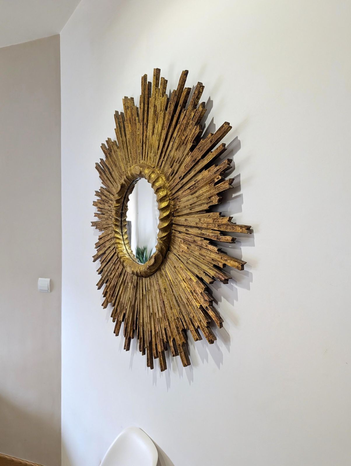 Grand miroir soleil en bois sculpté et doré, années 1950 photo for sale