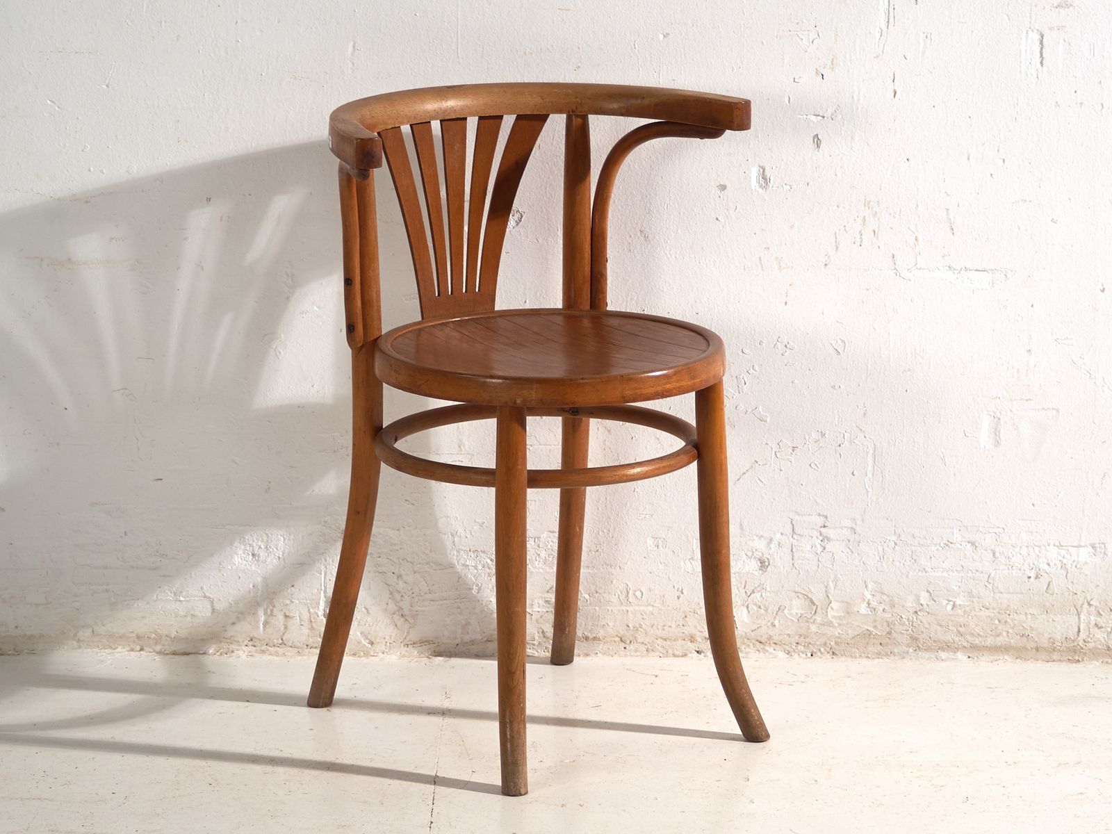 photo for sale Chaises d'époque de style Thonet en bois courbé, Hongrie, vers 1960 #1