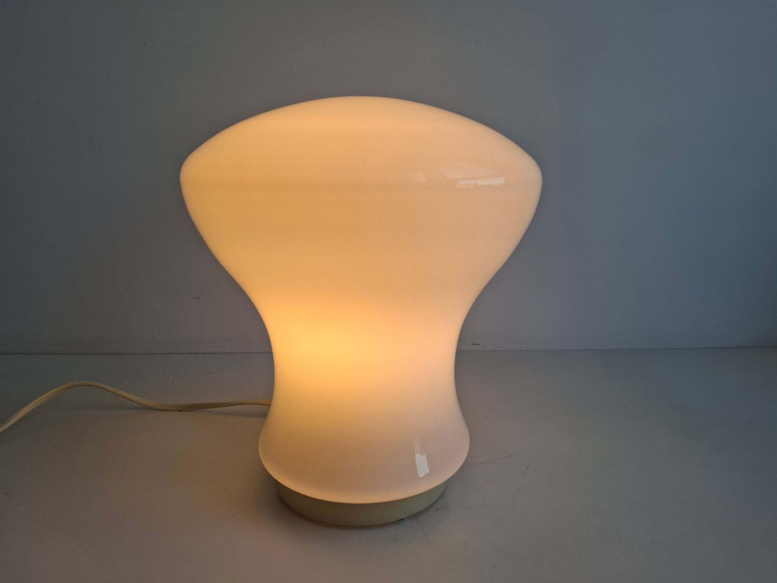 Lampe de table en verre opalin tchécoslovaque, années 1970, attribuée à Ivan Jakeš photo vintage