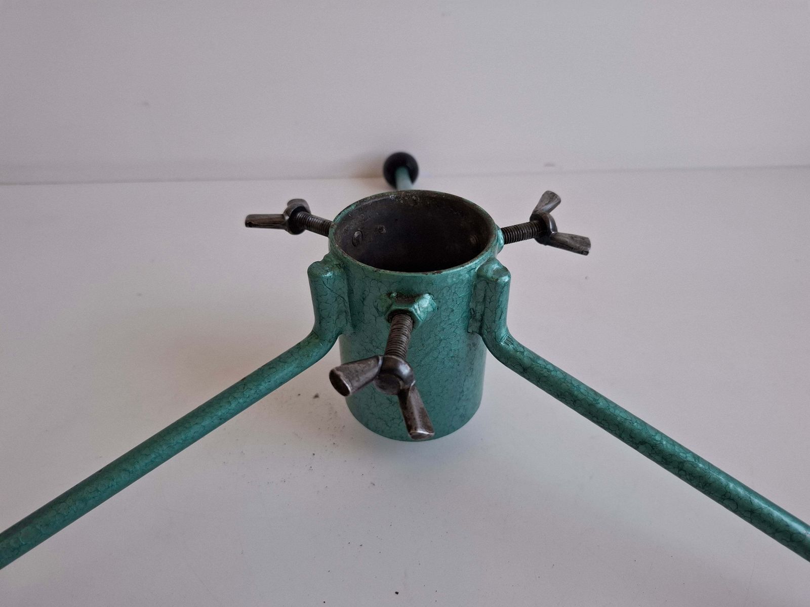 Tsjechoslowaaks vintage metalen kerstboomstandaard, mid-century driepoot photo for sale