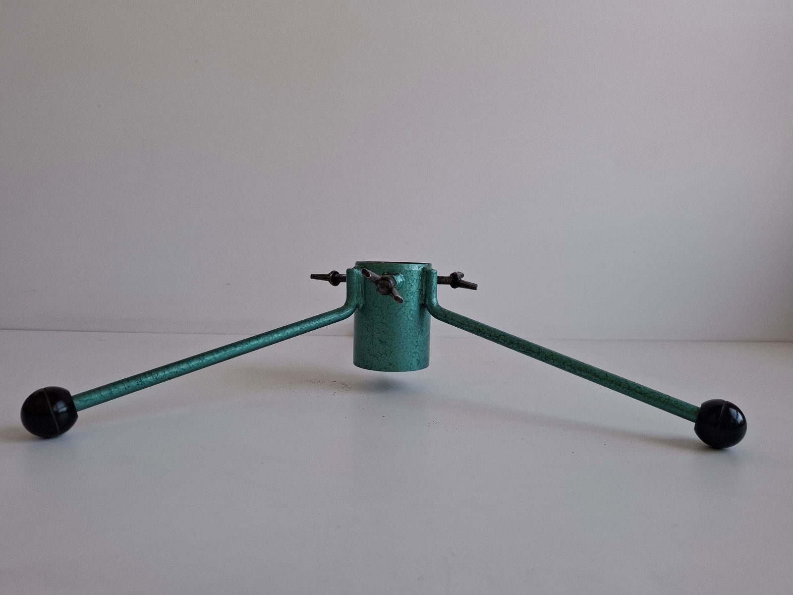 Tsjechoslowaaks vintage metalen kerstboomstandaard, mid-century driepoot photo 374.0