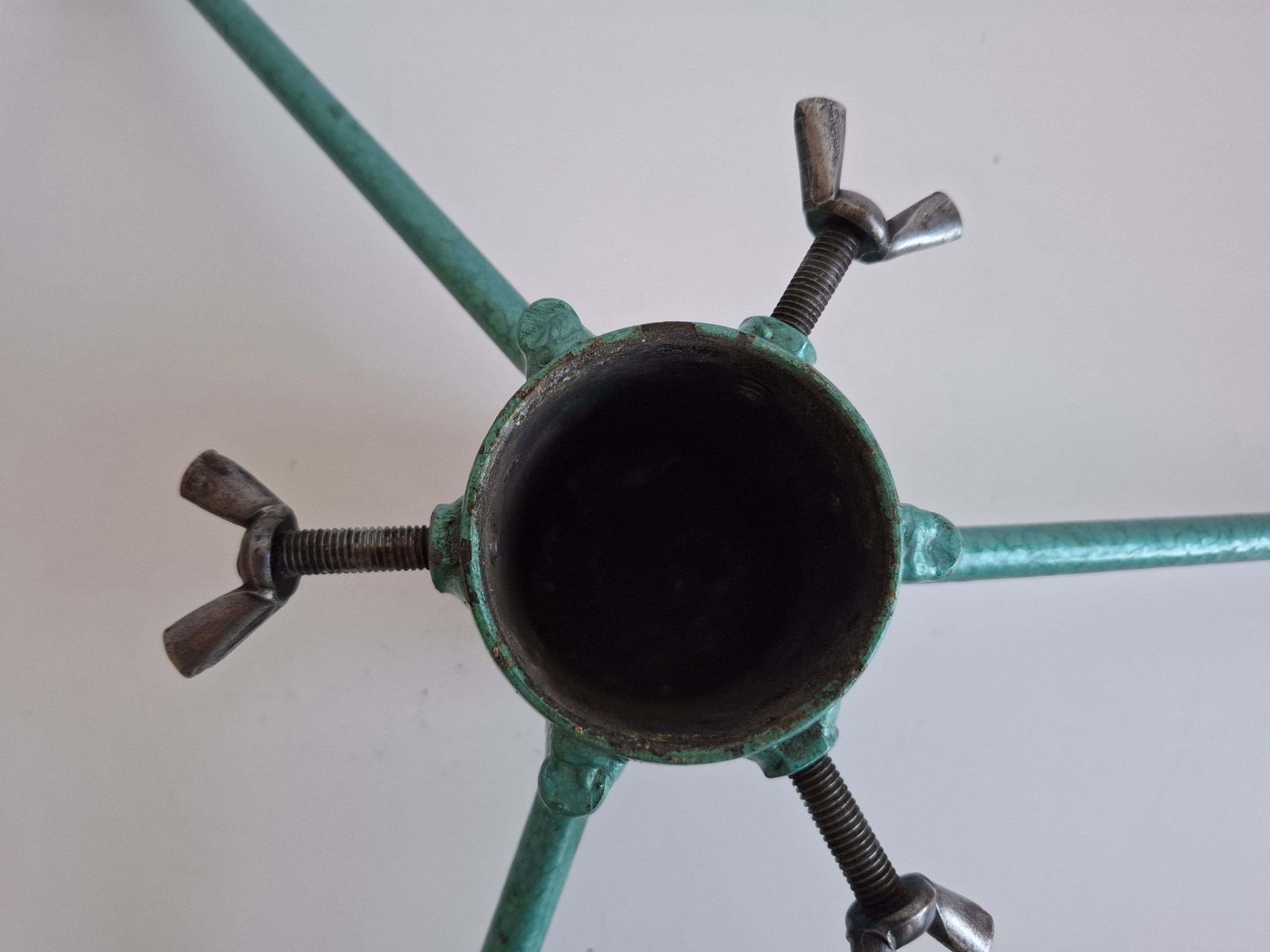photo furniture Tsjechoslowaaks vintage metalen kerstboomstandaard, mid-century driepoot