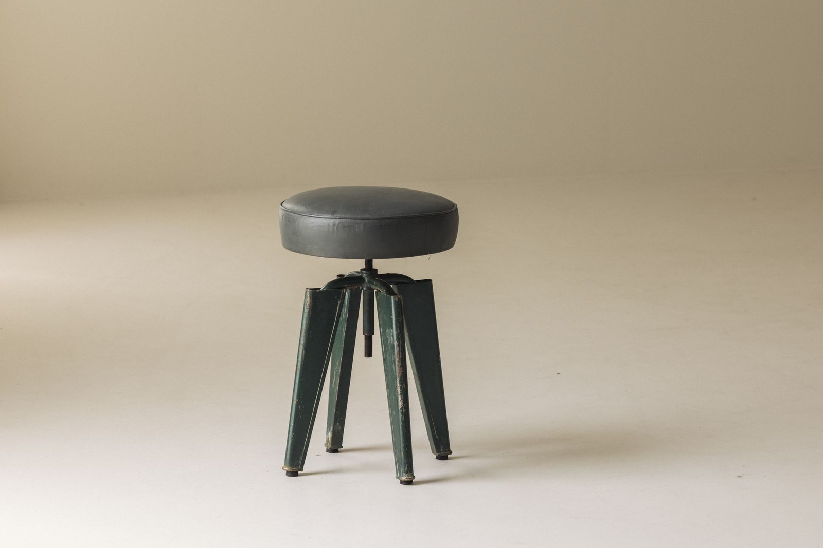 Zeldzame verzamelaarskruk 'Clémenceau' van Domin & Genevrière, Maison Dominique 1957 photo furniture