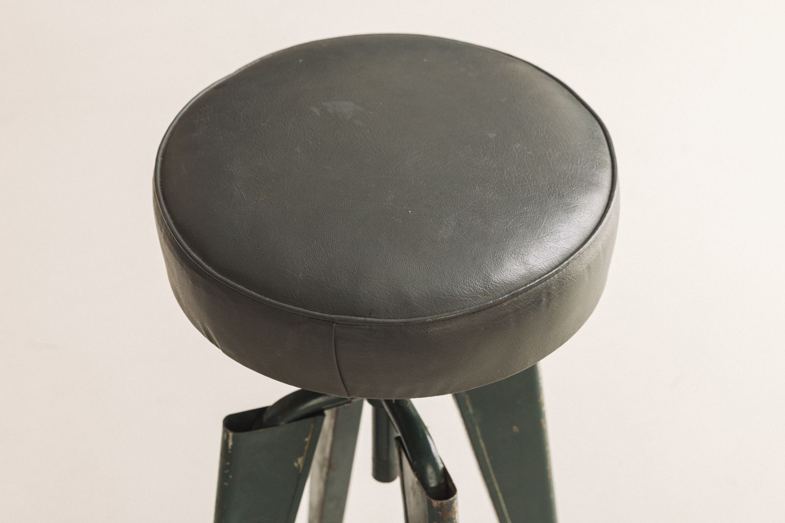 photo furniture Zeldzame verzamelaarskruk 'Clémenceau' van Domin & Genevrière, Maison Dominique 1957