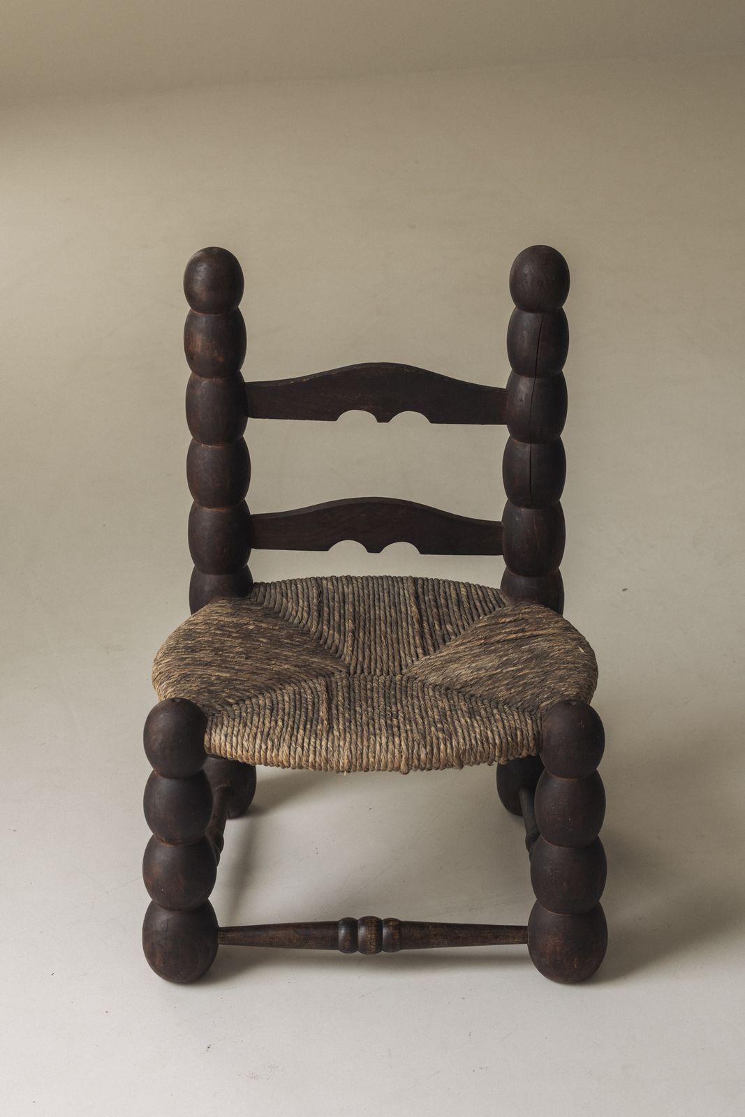 Stel Spaanse stoelen met klossendraaierij en biezen zitting, begin 20e eeuw photo vintage