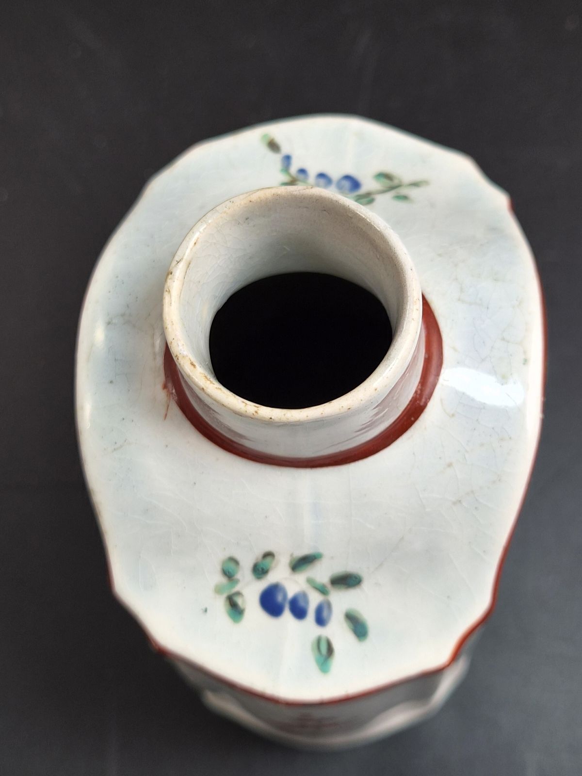 Leeds Pottery Theebusje met Bloememaille, Dubbel Stempel, ca. 1780 photo 400.0