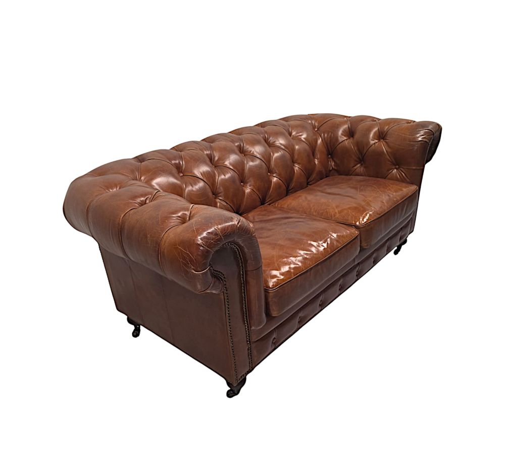 Een fraaie leren chesterfield tweezitsbank in de Victoriaanse stijl. photo furniture