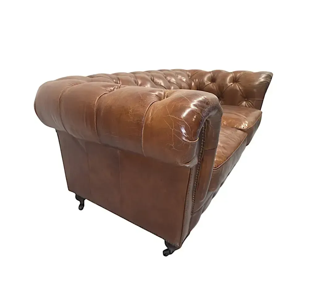 Een fraaie leren chesterfield tweezitsbank in de Victoriaanse stijl. photo vinterior
