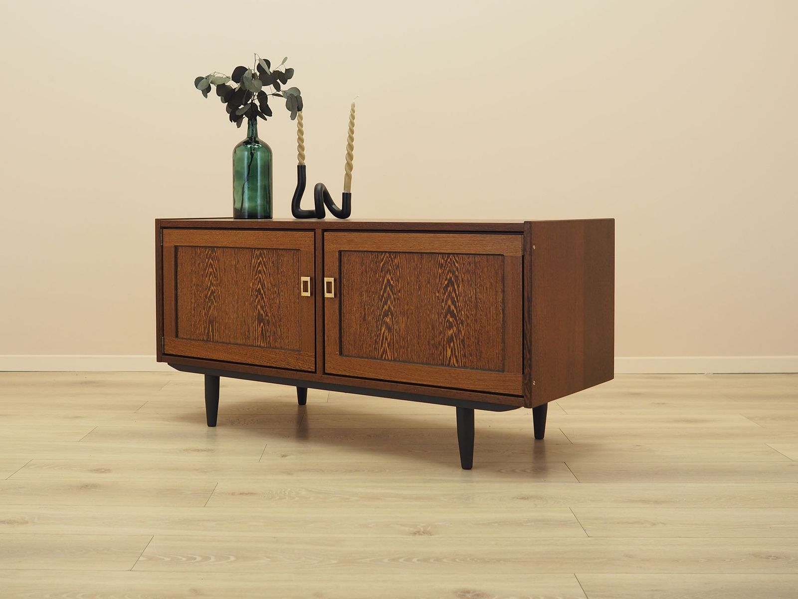 Cabinet scandinave en placage de chêne sur pieds inclinés, années 1970, Scandinavian Modern. photo Mobilier