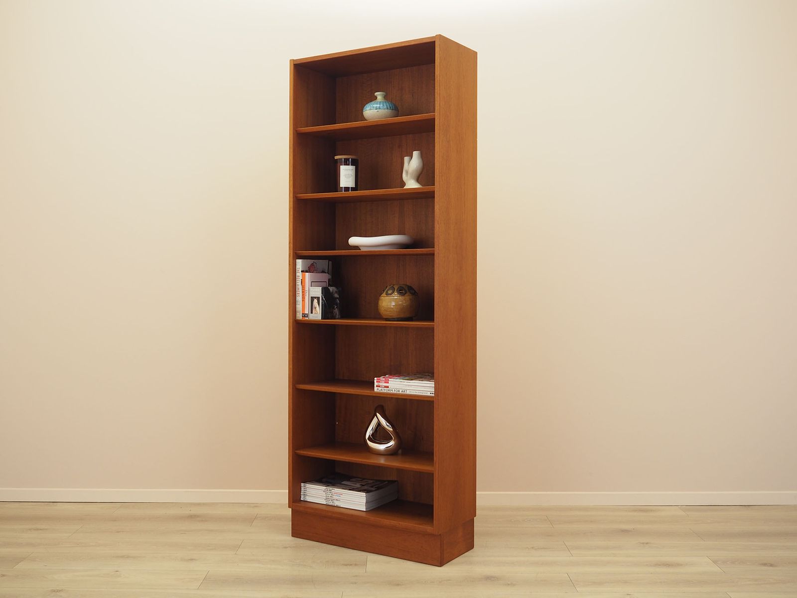 Teakhouten Wandkast van Hundevad & Co. met Verstelbare Planken, Deens Design ca. jaren 1960. photo for sale