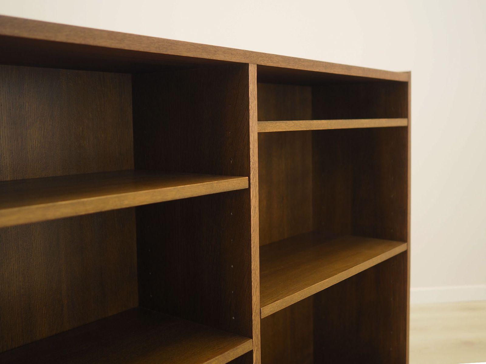 Bibliothèque danoise en placage de noyer à étagères réglables, forme basse mid-century. photo buy