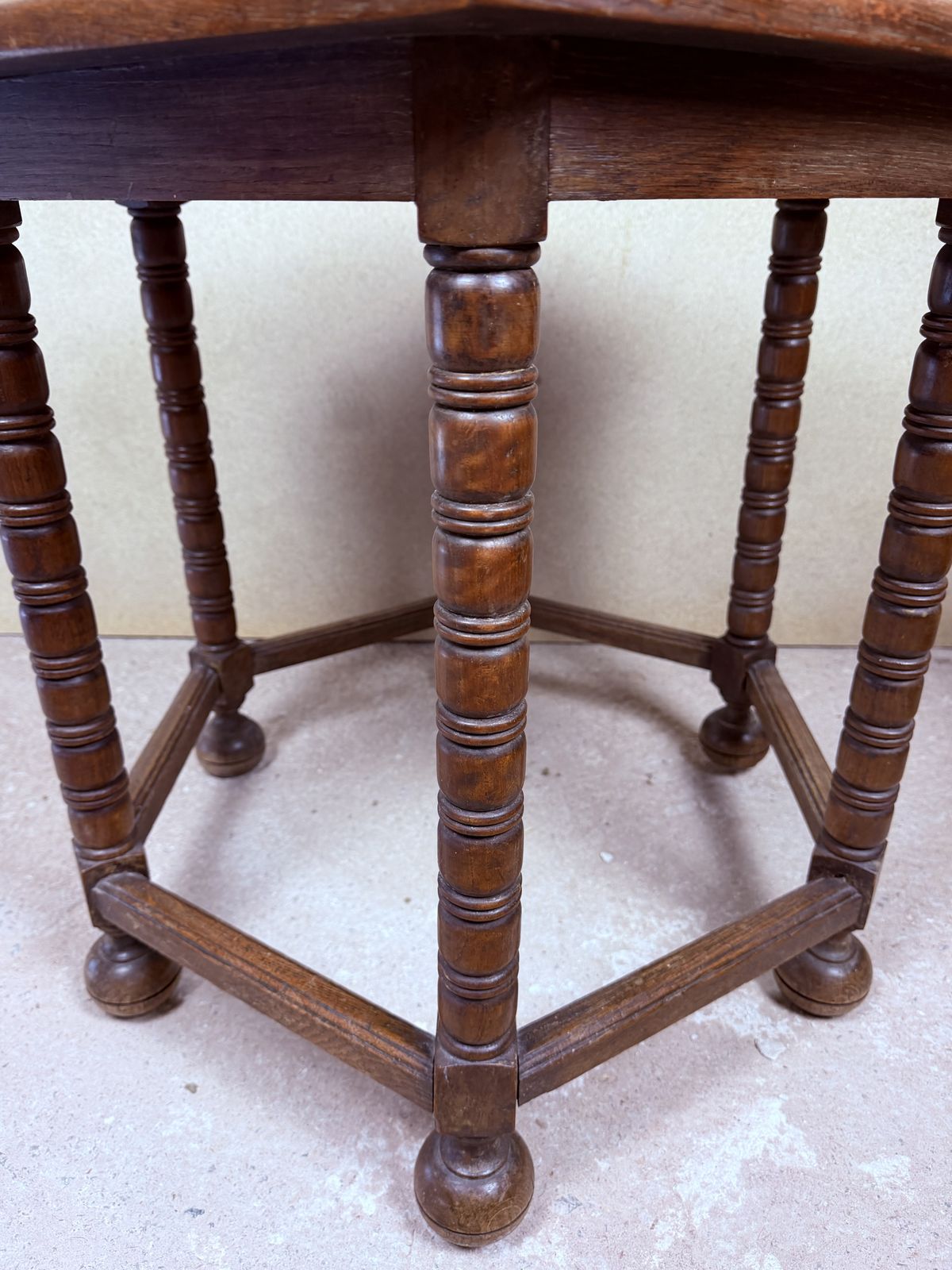 Spaanse zeshoekige houten bijzettafel met gedraaide poten photo vintage