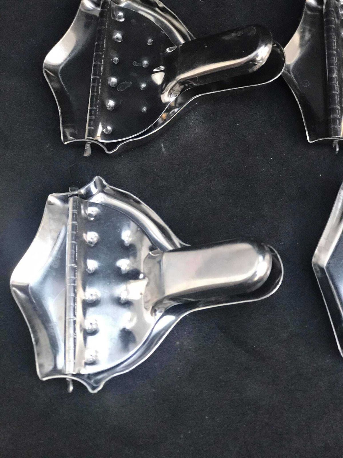 Presse-citrons vintage en acier inoxydable : lot de 8 presse-agrumes individuels. photo furniture