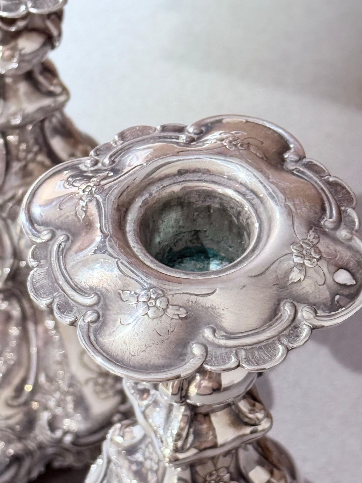 Paire de bougeoirs d'époque en argent de style Rococo, décoration intérieure, années 1900 photo vinterior