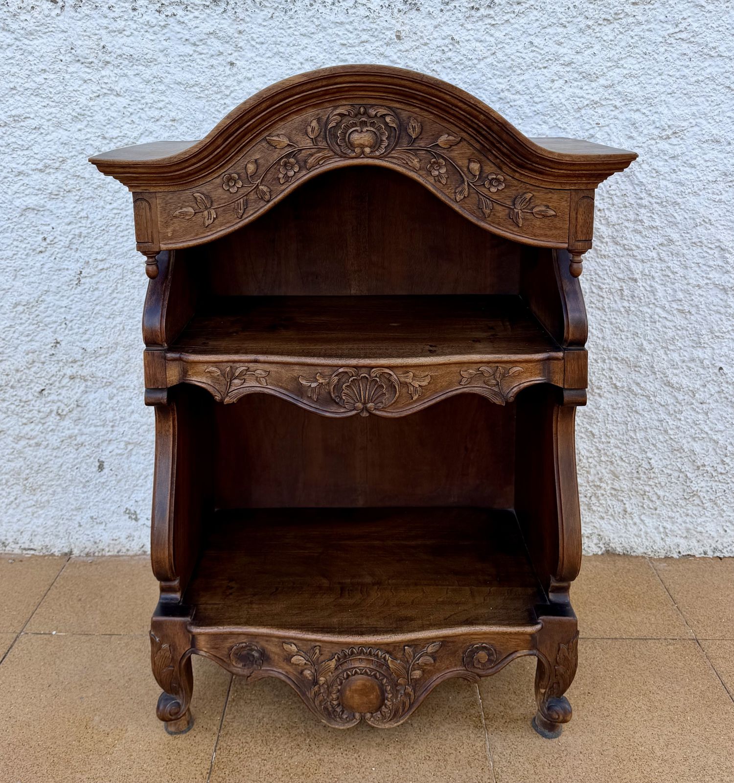 Spaanse open wandkast van hout met gesneden bloemdecoratie photo furniture