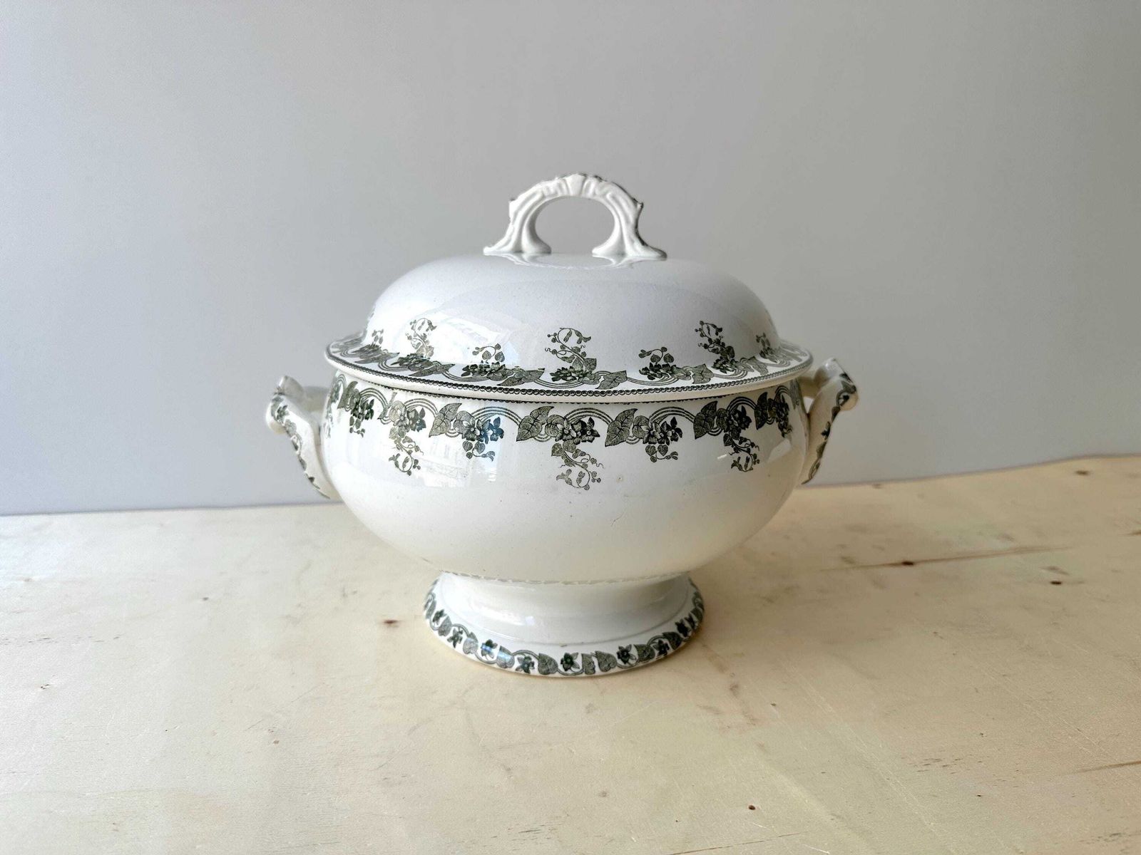 Soupière d'époque en faïence de fer Violetta, Moulin des Loups, décor floral, vers 1900 photo furniture
