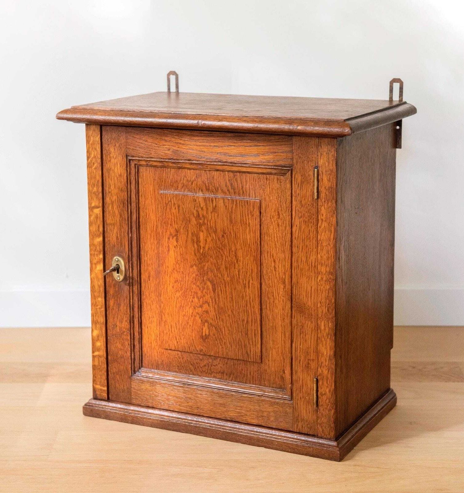 Antieke eiken wandkast   Vintage badkamerkastje   Houten kastje met werkend slot en sleutel