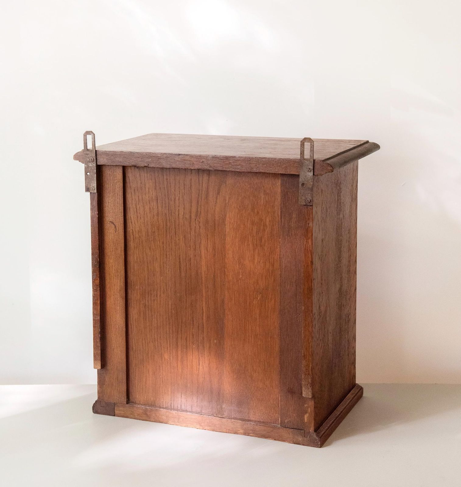 photo for sale Antieke eiken wandkast   Vintage badkamerkastje   Houten kastje met werkend slot en sleutel