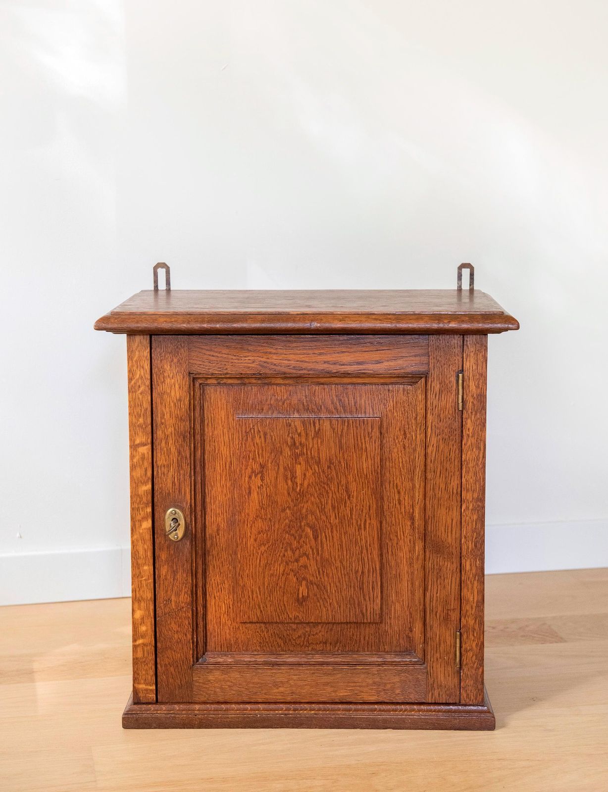 Mobilier Placard mural d'époque en chêne, armoire de salle de bains vintage, placard en bois avec serrure et clé fonctionnelles photo